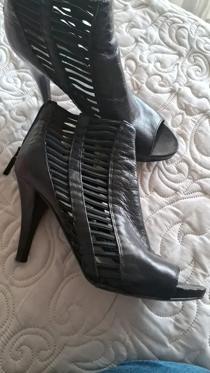 Botines de tacón alto negros con diseño calado - 2