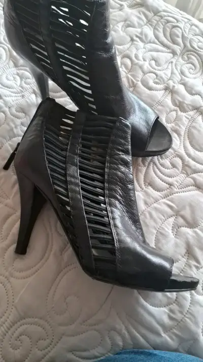 Botines de tacón alto negros con diseño calado - miniatura 2
