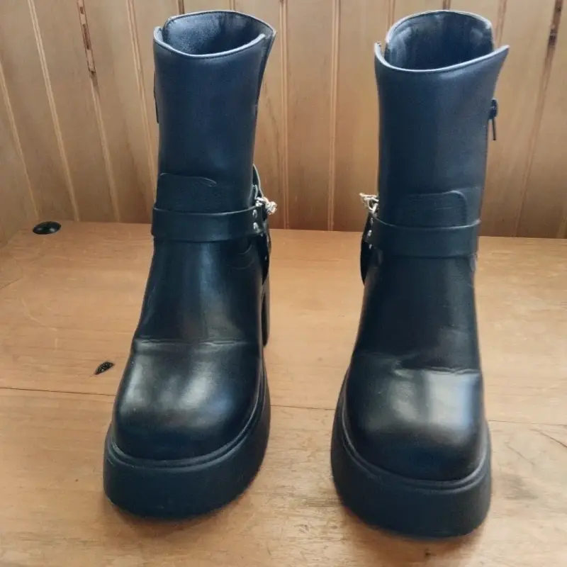 Botines Negros con Plataforma y Cadena - 1