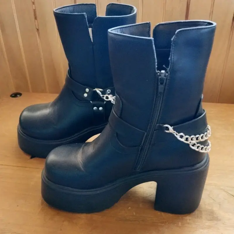 Botines Negros con Plataforma y Cadena - 2