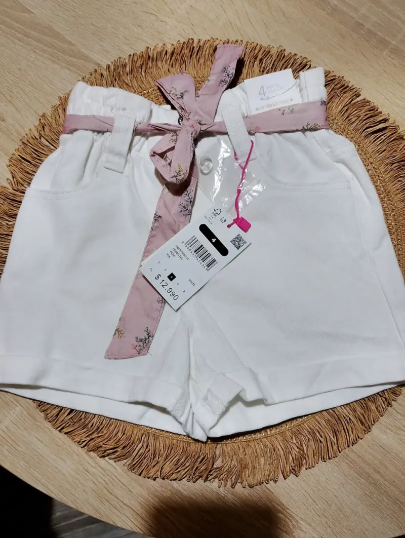Shorts de niña blancos con cinturón rosa - 1