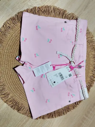 Shorts de niña blancos con cinturón rosa - miniatura 2