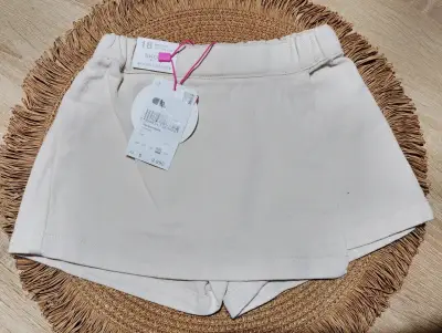 Shorts de niña blancos con cinturón rosa - miniatura 3