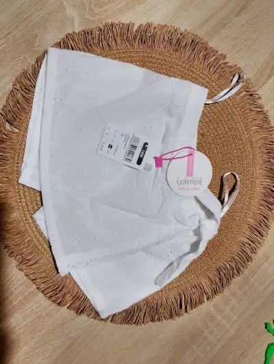 Shorts de niña blancos con cinturón rosa - miniatura 4