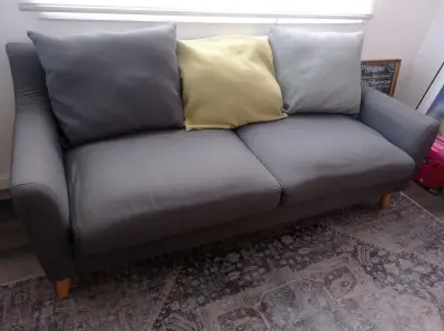 Sofá gris de tela con cojines - miniatura 2