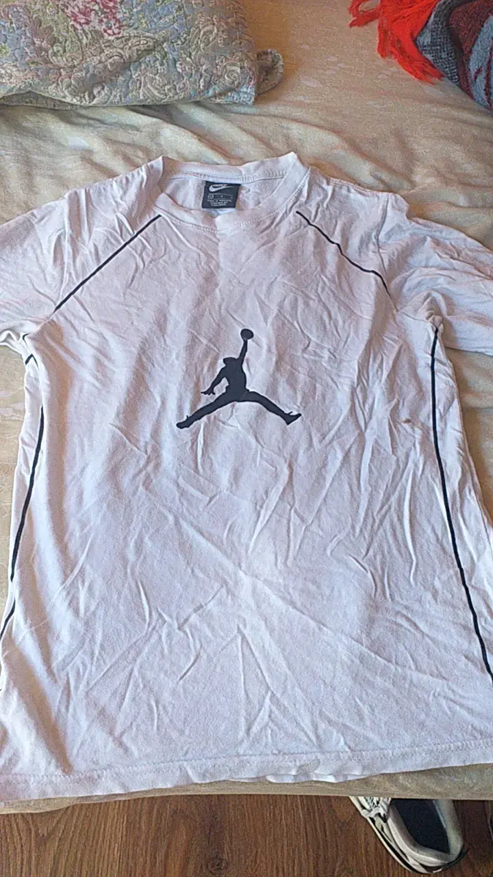 Polera Nike Jordan blanca con logo y número 23 - 1