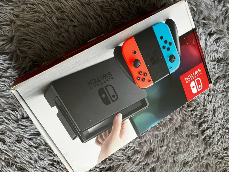 Consola Nintendo Switch con Joy-Con Rojo y Azul - 1