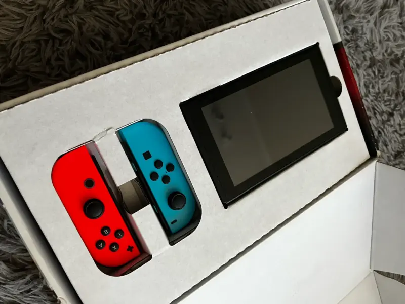 Consola Nintendo Switch con Joy-Con Rojo y Azul - 2