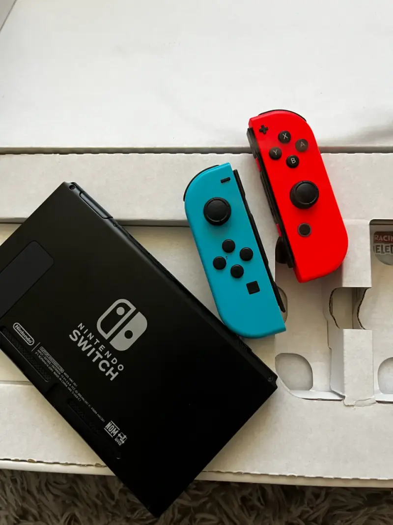 Consola Nintendo Switch con Joy-Con Rojo y Azul - 4