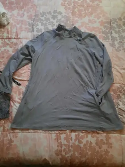 Polera gris de manga larga con cuello alto - miniatura 1