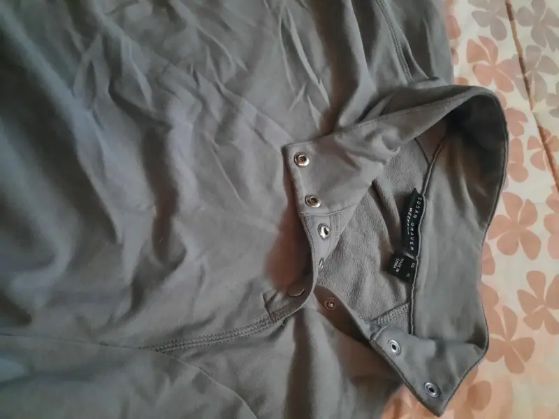 Polera gris de manga larga con cuello alto - 3