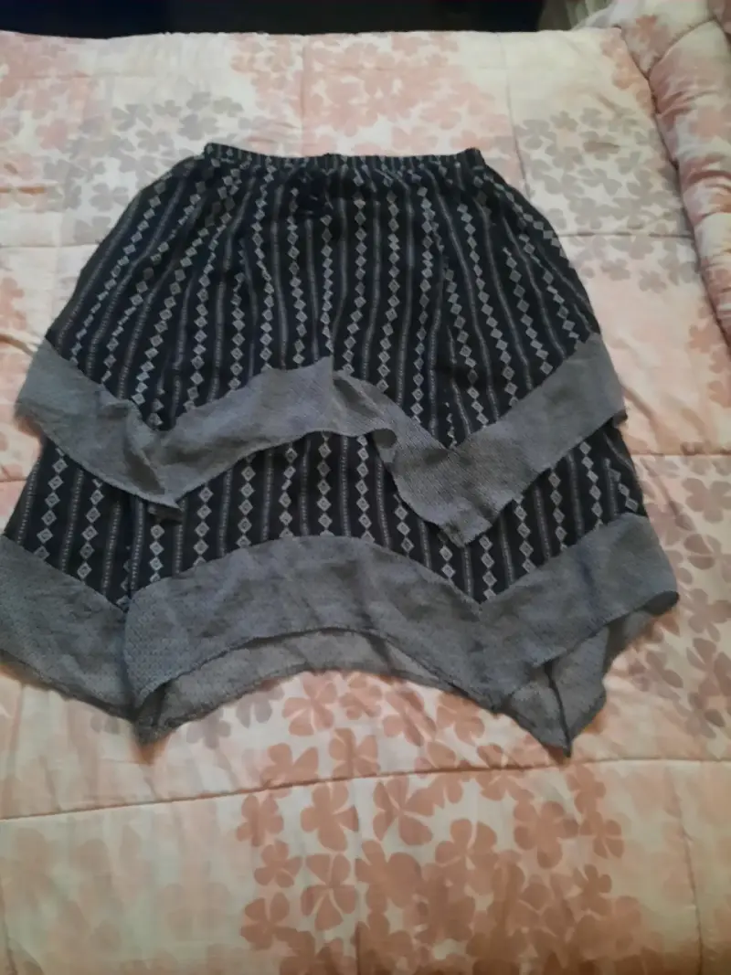 Falda negra con diseño geométrico y detalles grises - 1