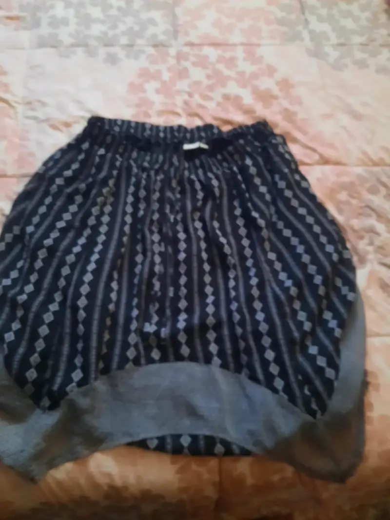 Falda negra con diseño geométrico y detalles grises - 2