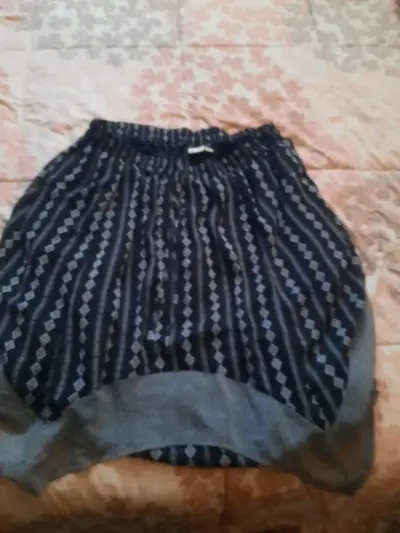 Falda negra con diseño geométrico y detalles grises - miniatura 2