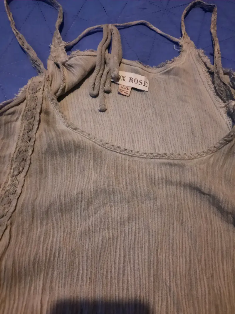 Blusa sin mangas gris Fox Rose con diseño plisado - 3