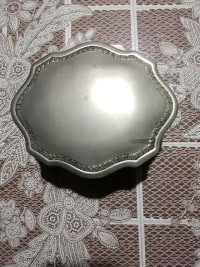 Joyero antiguo de metal con interior de terciopelo - miniatura 1