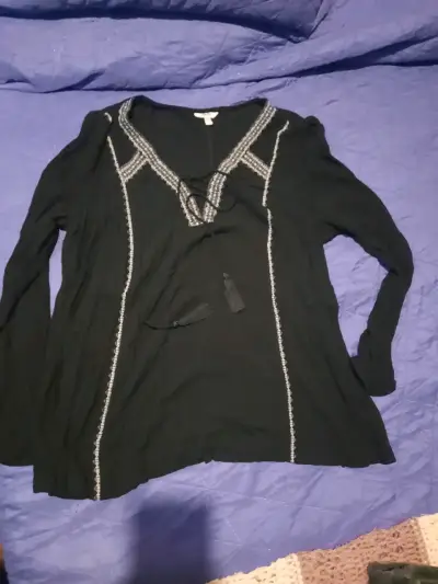 Blusa negra con detalles bordados - miniatura 1
