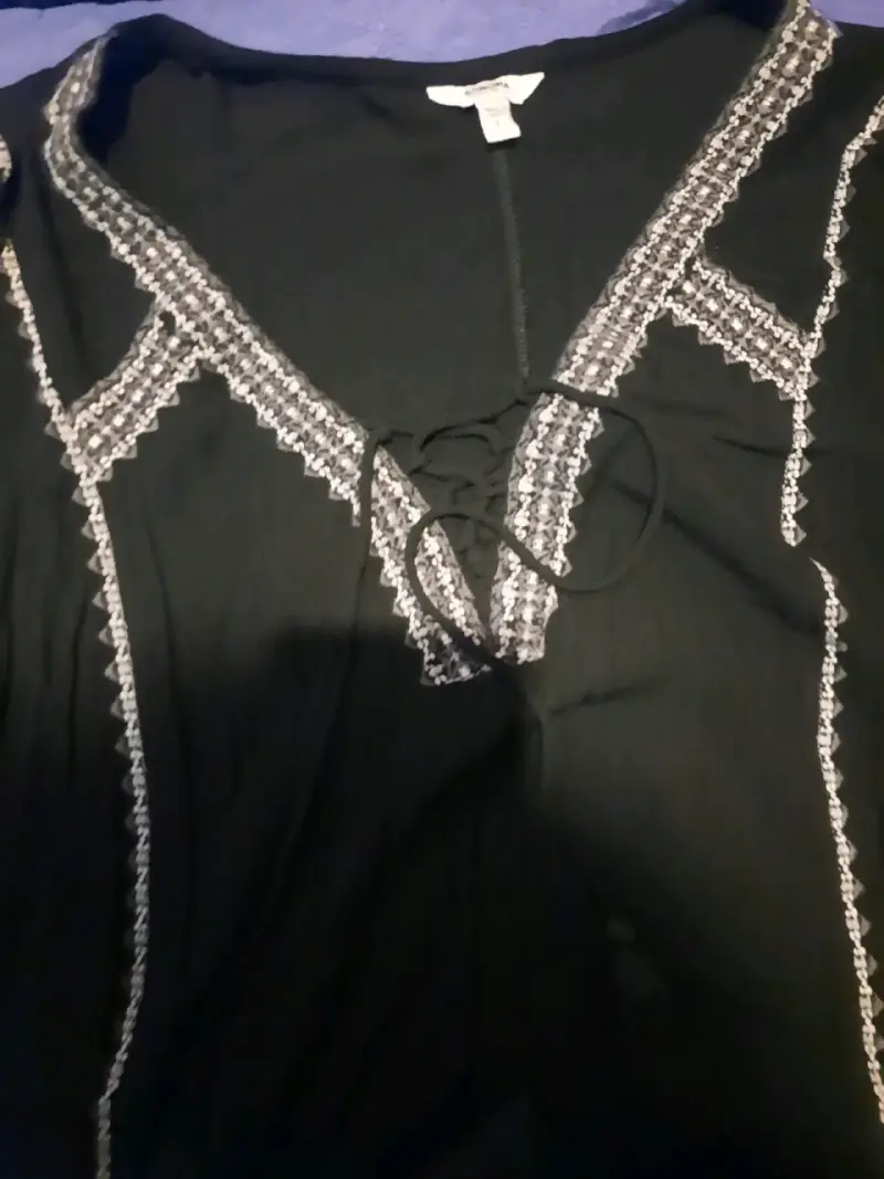 Blusa negra con detalles bordados - 2