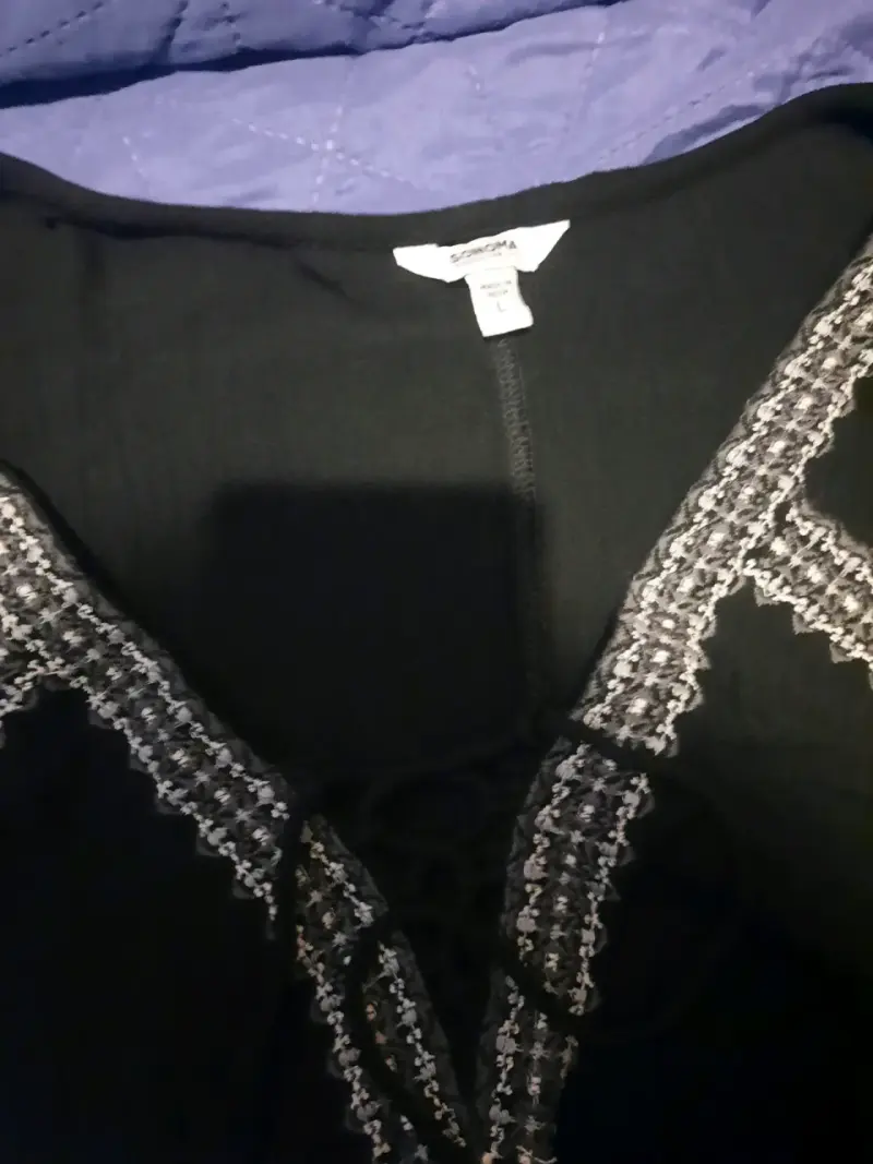 Blusa negra con detalles bordados - 3