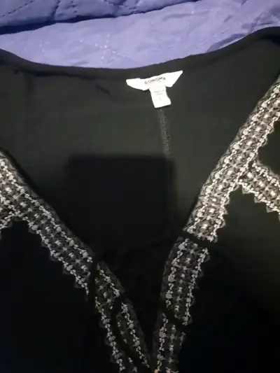 Blusa negra con detalles bordados - miniatura 3