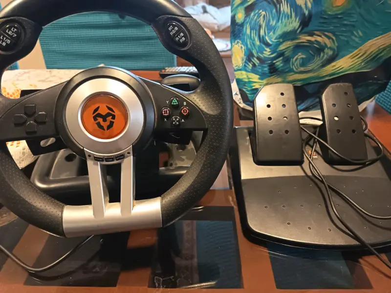Volante y pedales para videojuegos con diseño ergonómico - 1