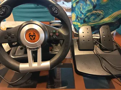 Volante y pedales para videojuegos con diseño ergonómico - miniatura 1