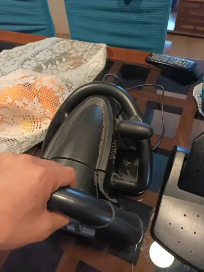 Volante y pedales para videojuegos con diseño ergonómico - miniatura 2