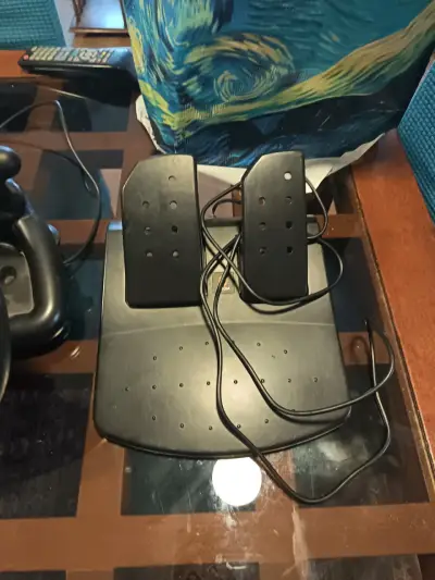 Volante y pedales para videojuegos con diseño ergonómico - miniatura 3