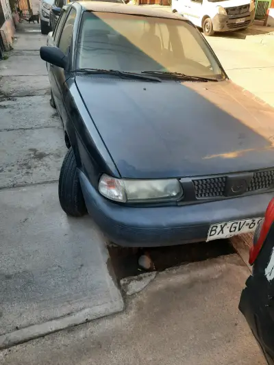 Auto sedán compacto usado en buen estado - miniatura 1