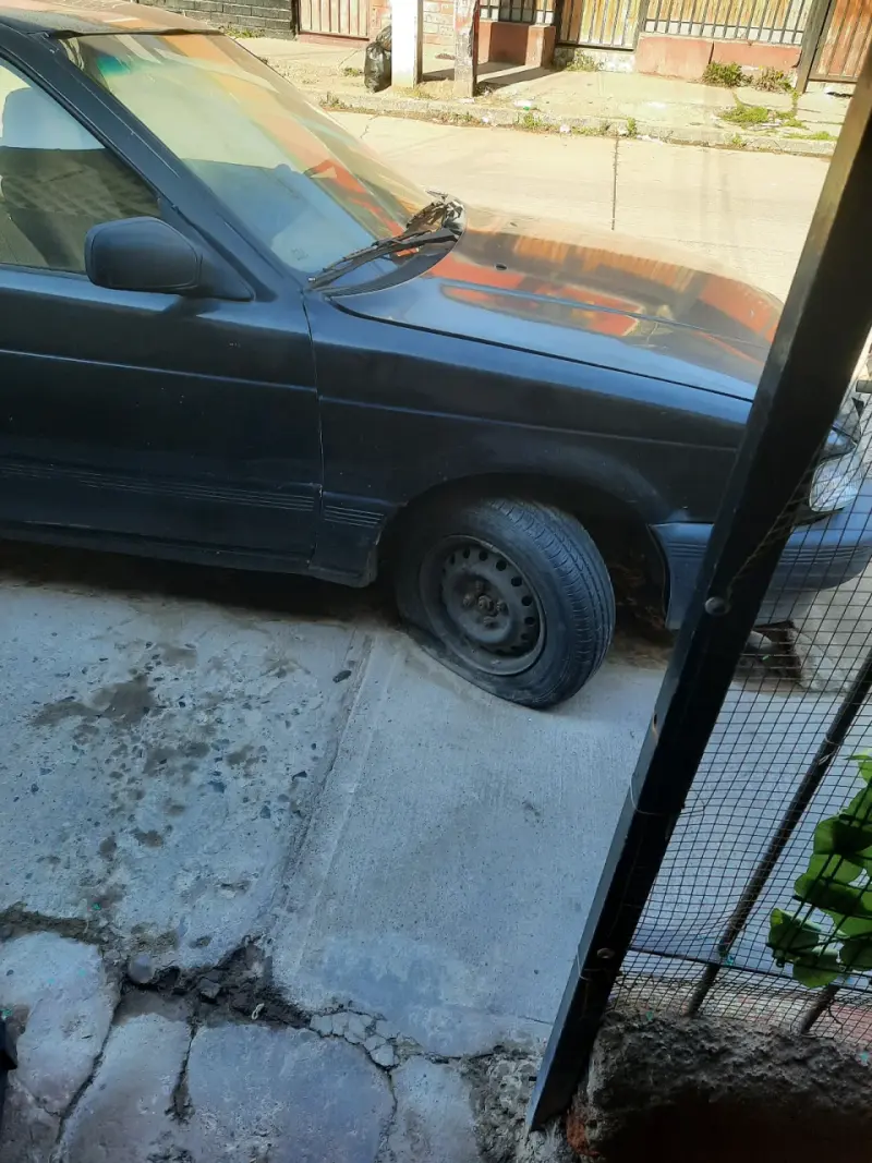 Auto sedán compacto usado en buen estado - 2