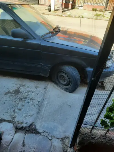 Auto sedán compacto usado en buen estado - miniatura 2