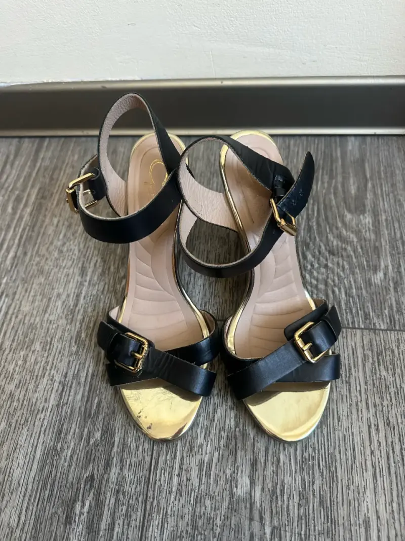 Sandalias de tacón negro con detalles dorados - 1