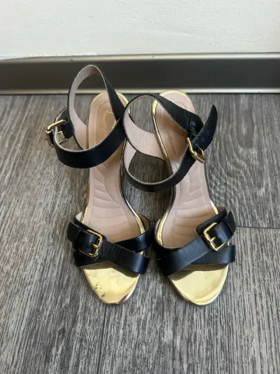 Sandalias de tacón negro con detalles dorados - miniatura 1
