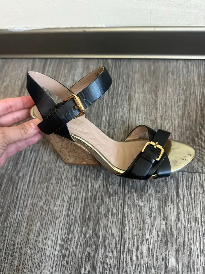 Sandalias de tacón negro con detalles dorados - 2