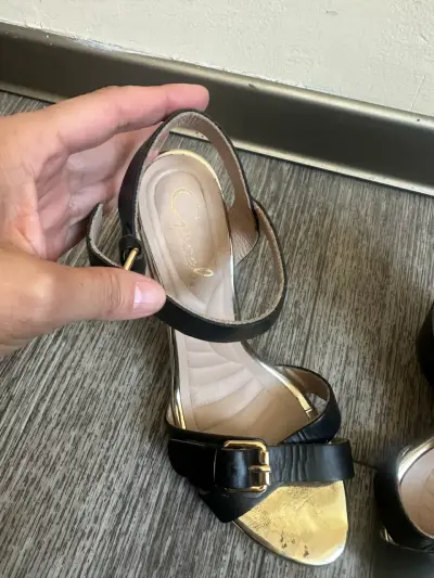 Sandalias de tacón negro con detalles dorados - miniatura 3