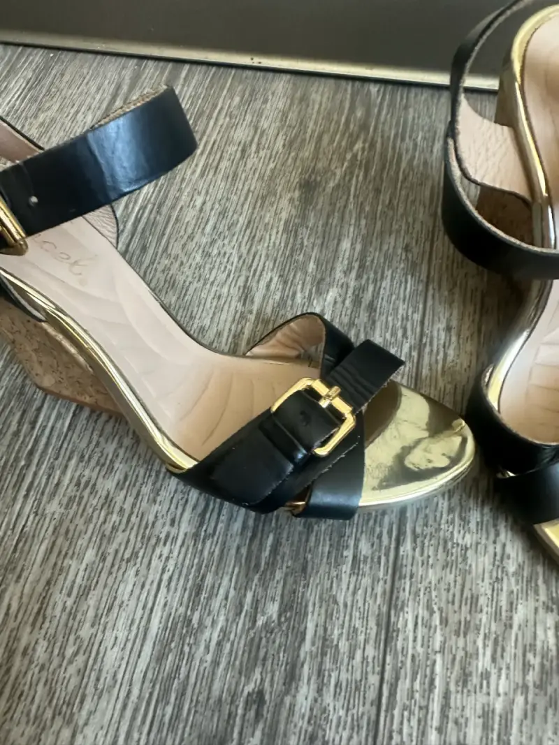 Sandalias de tacón negro con detalles dorados - 4