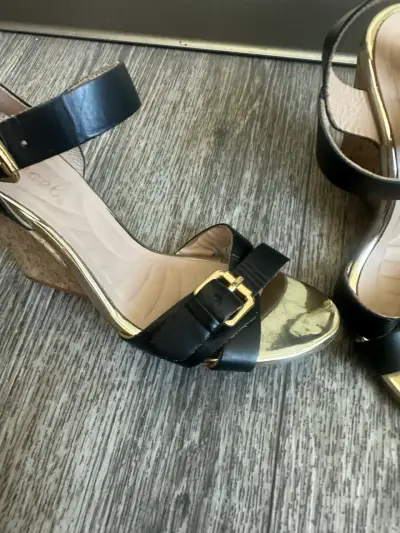 Sandalias de tacón negro con detalles dorados - miniatura 4