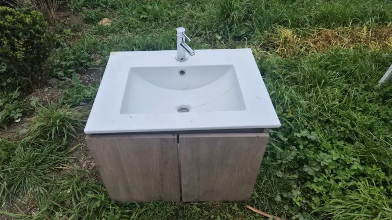 Lavamanos con mueble de madera - 1
