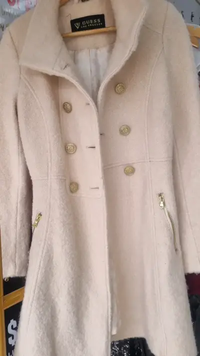 Abrigo beige Guess con botones dorados - miniatura 1