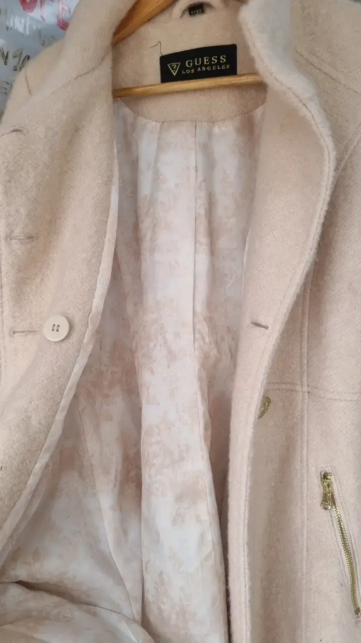 Abrigo beige Guess con botones dorados - 2