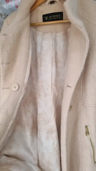 Abrigo beige Guess con botones dorados - miniatura 2