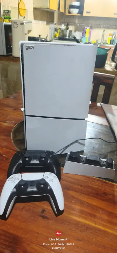 Consola de videojuegos con dos controles y base de carga - miniatura 1