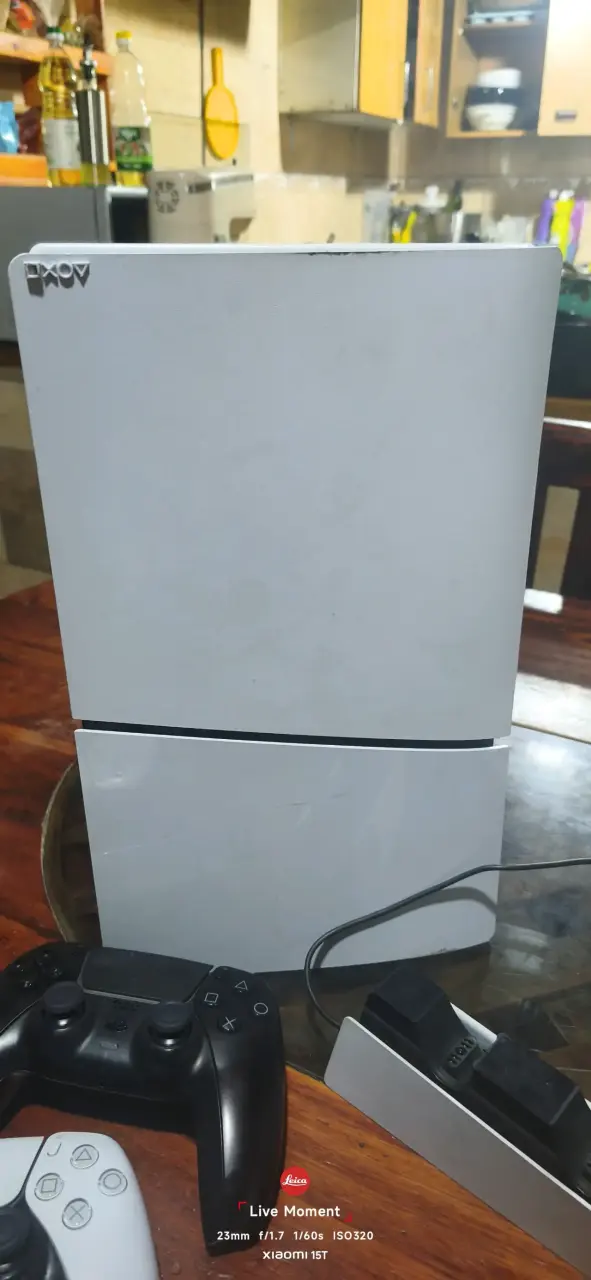 Consola de videojuegos con dos controles y base de carga - 2
