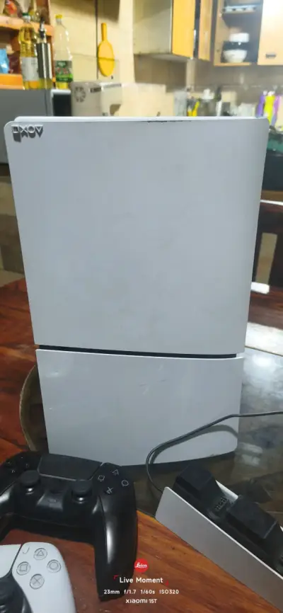 Consola de videojuegos con dos controles y base de carga - miniatura 2