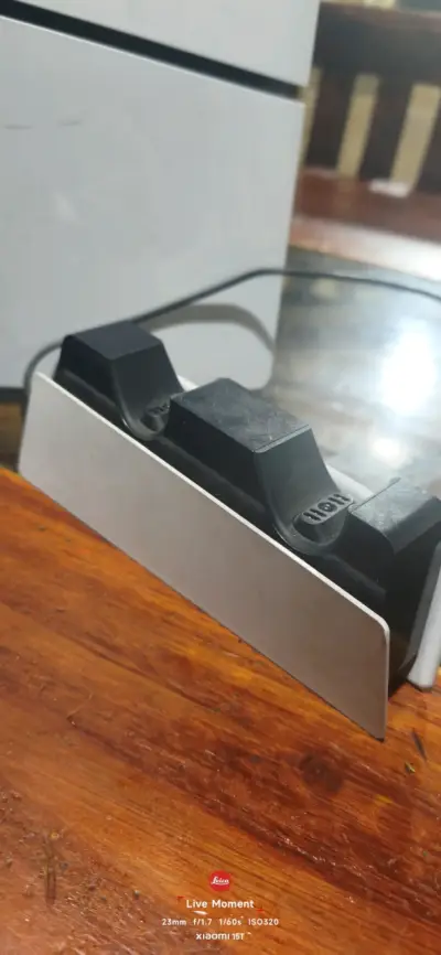 Consola de videojuegos con dos controles y base de carga - miniatura 3