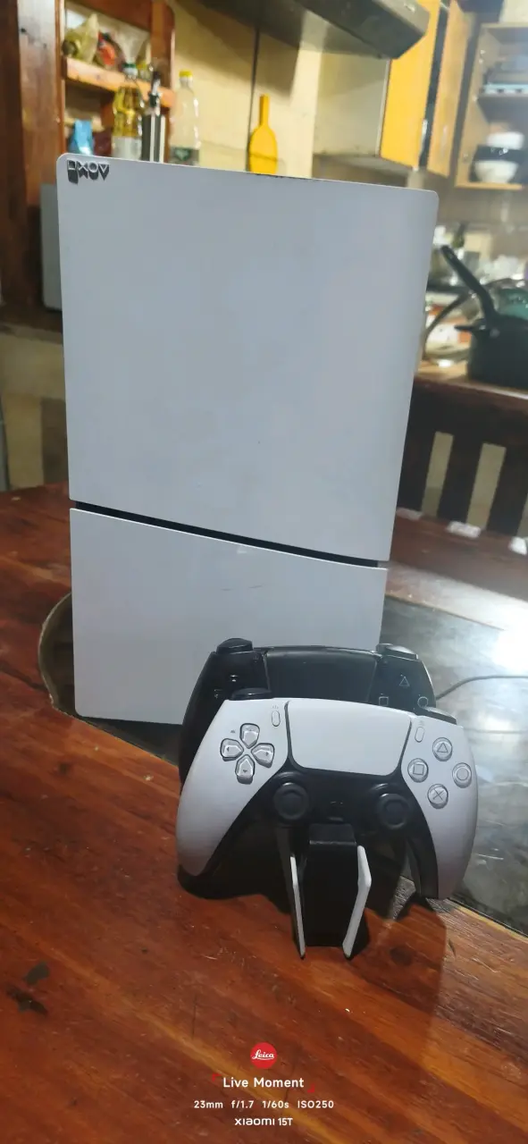 Consola de videojuegos con dos controles y base de carga - 4