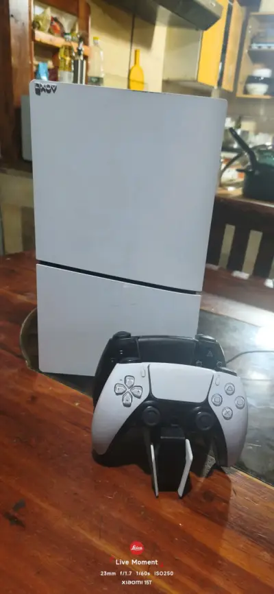 Consola de videojuegos con dos controles y base de carga - miniatura 4