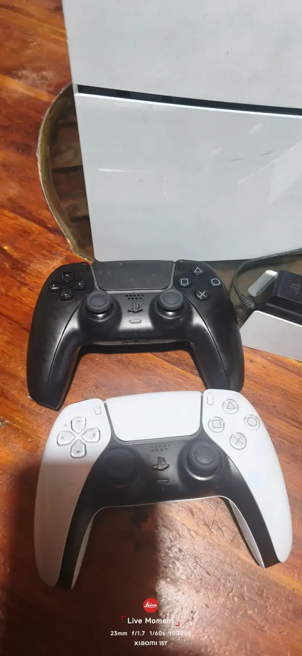 Consola de videojuegos con dos controles y base de carga - 5