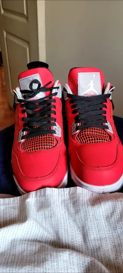 Zapatillas deportivas rojas estilo Jordan - miniatura 1