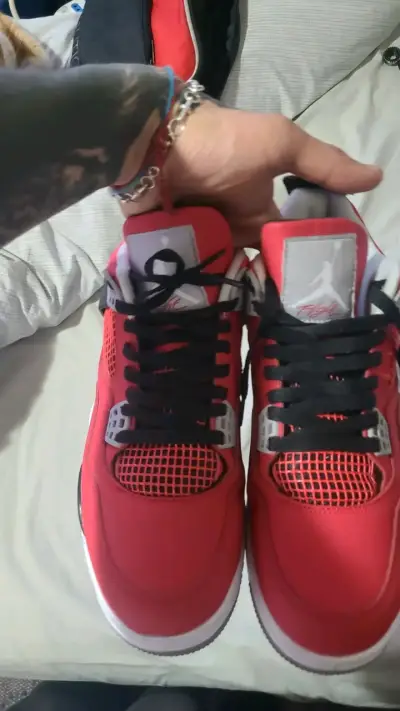 Zapatillas deportivas rojas estilo Jordan - miniatura 2